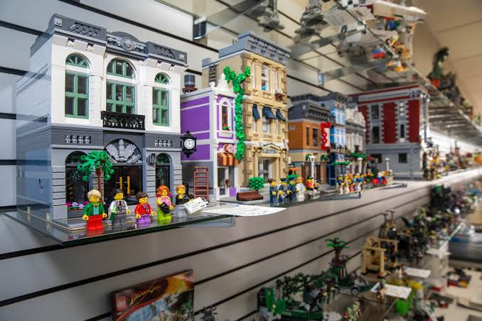 Bricks & Minifigs